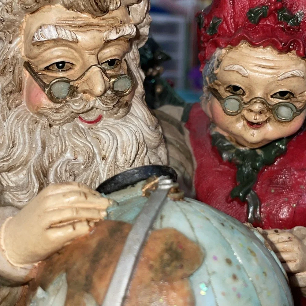 CEDAR CREEK COLLECTION MR & MRS SANTA‎ CLAUS WITH GLOBE ANTIQUE FIGURINE